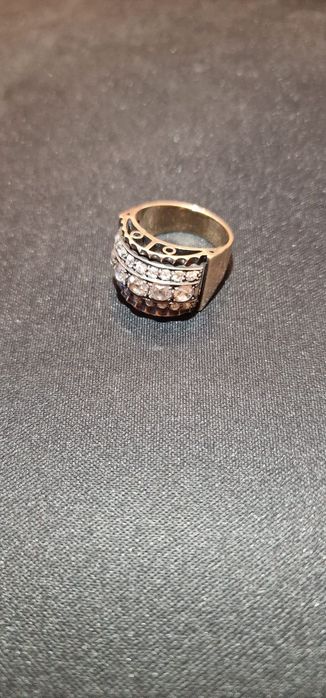 Vând inel din aur galben(18k) cu pietre din diamant