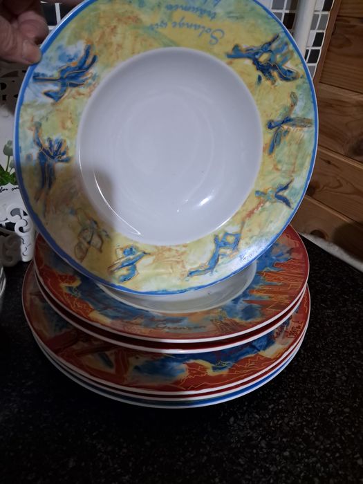 Тарелки и разная посуда