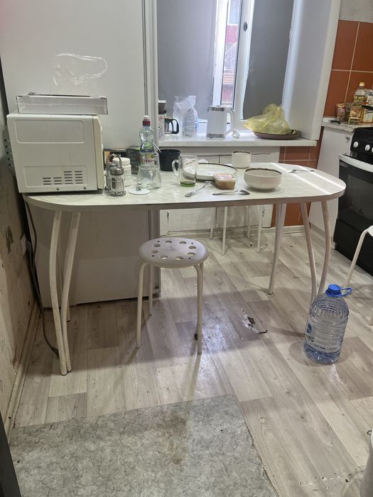 Шкафы , стол кухоный , зеркало