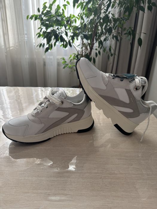 Кроссовки женские