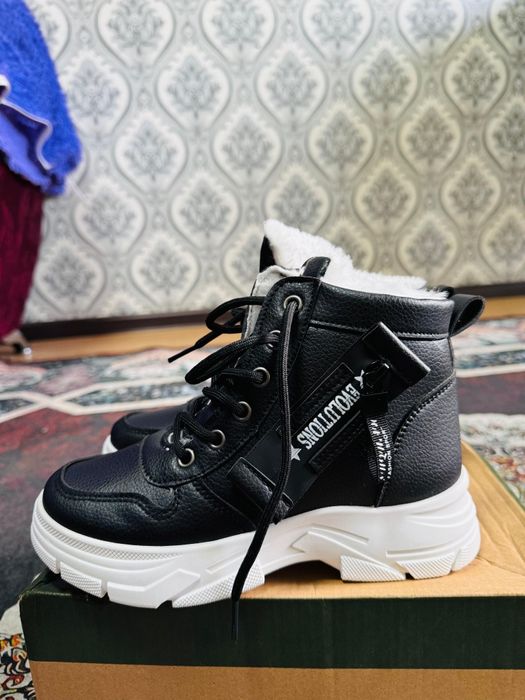 женская зимняя обувь.