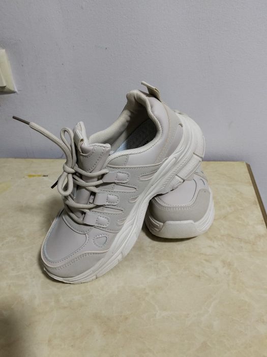 Продаются кроссовки 37 го размера новые