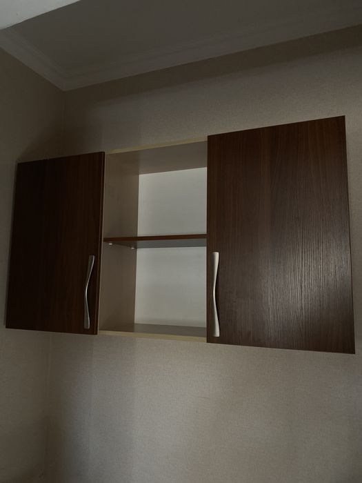 спальная мебель с двухяростной кроватью.