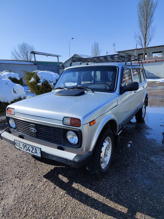 Продам Нива 2131 серебристый