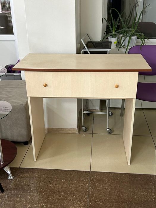 Продам туалетный столик, стол