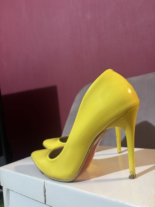 Високи токчета жълти