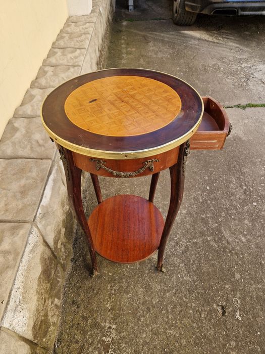 Чудесна антикварна френска дървена масичка с бронзов обков