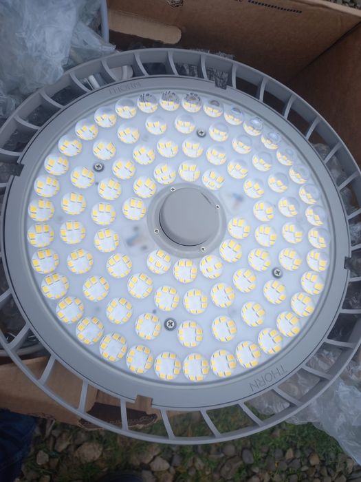 Lampă LED industrială de la marca Thorn.
