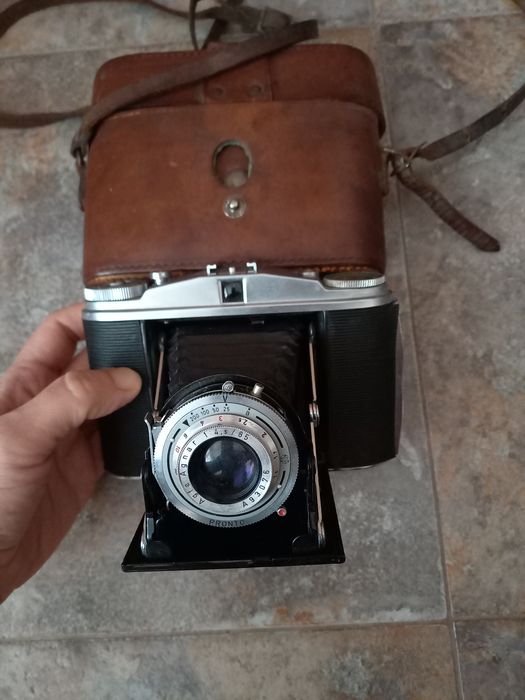 Три стари фотоапарата с мех