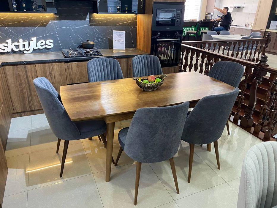 Комплект стол и мягкие стулья