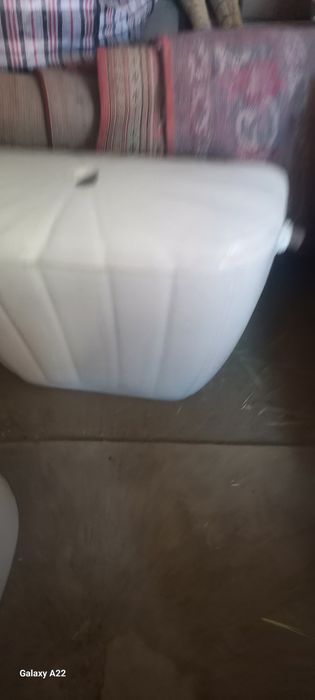 Бачок от унитаза .