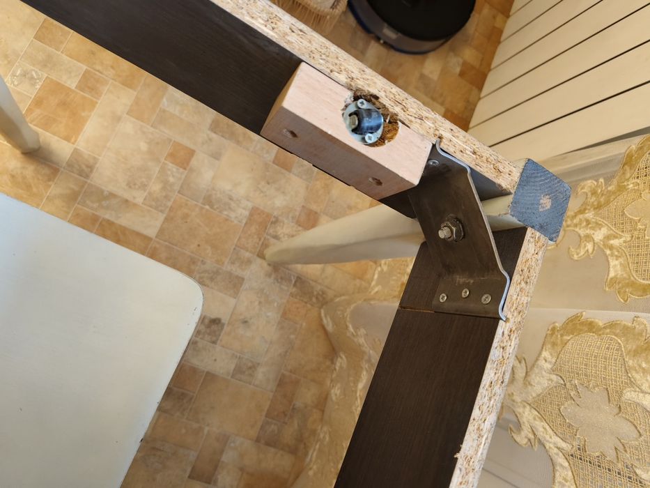 Продам обеденный стол,раскладной + 4 табурета