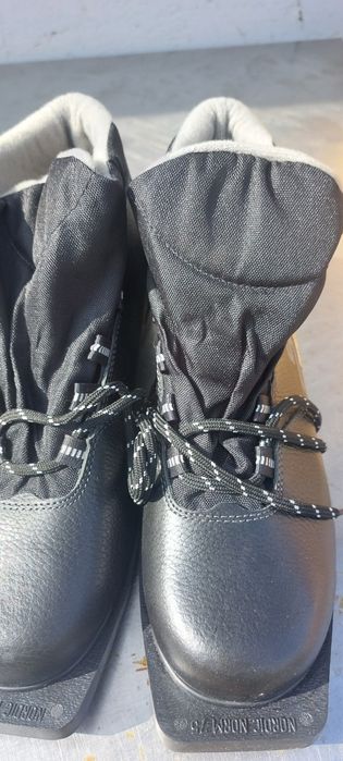 Продам лыжные ботинки новые