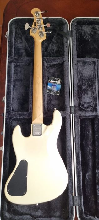 Продам бас-гитару Bacchus