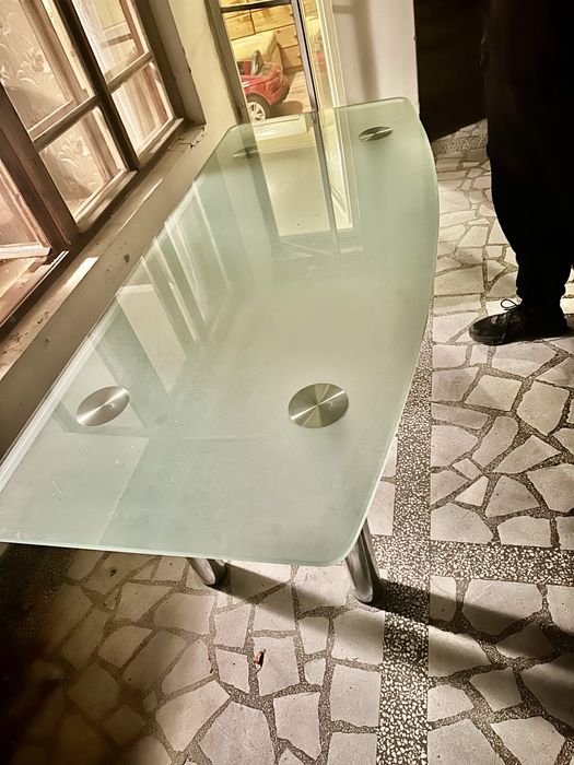 Стъклено бюро.