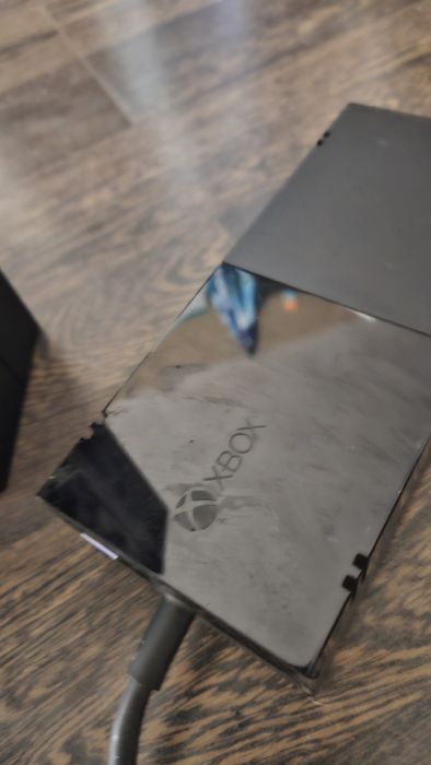 Xbox one с оригинална кутия и безжичен джойстик