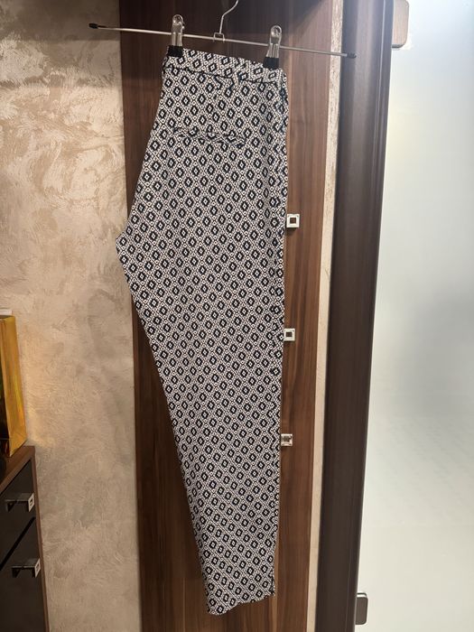 Pantaloni H&M cu imprimeu geometric alb-bleumarin / model diamant, mărimea 34