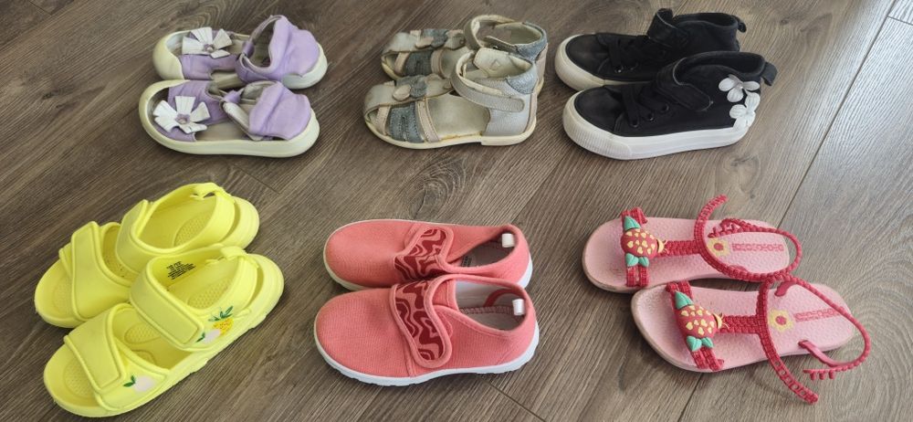 Подарявам обувки 24/25 номер,  дрешки за 4 г