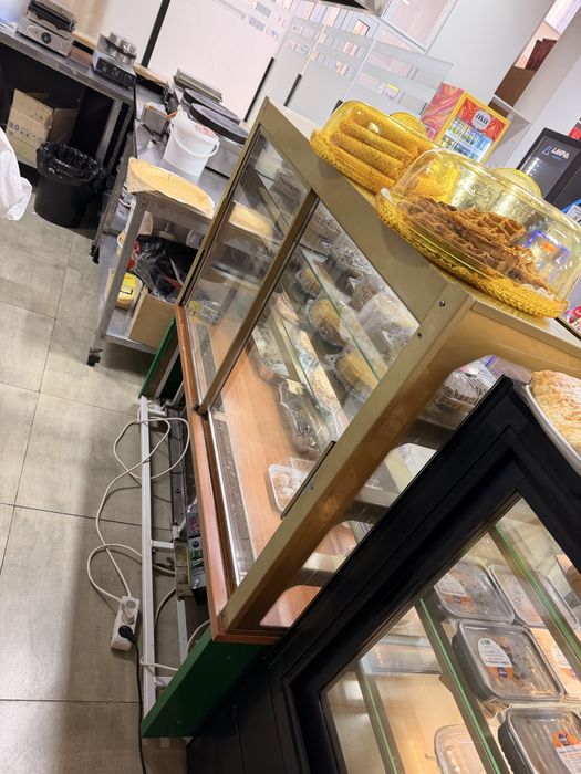 Продаю витринный холодильник