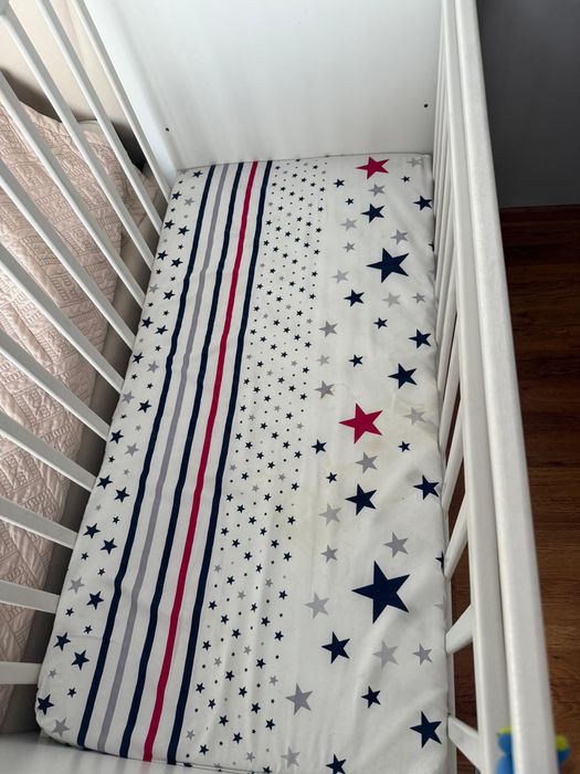 Кроватка детская с маятником