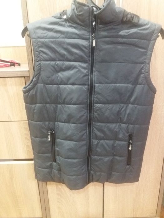 Продам безрукавки б/у