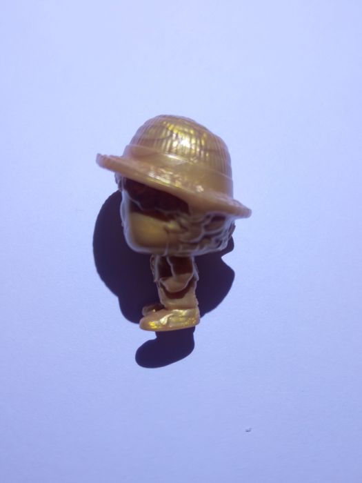 Продаю золотую фигурку, monkey D luffy gold ,