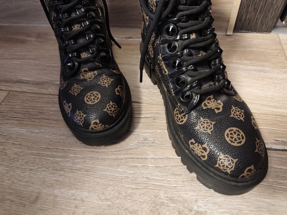 Оригинални боти Guess