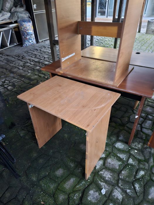 Подарявам офис маси до неделя вечерта