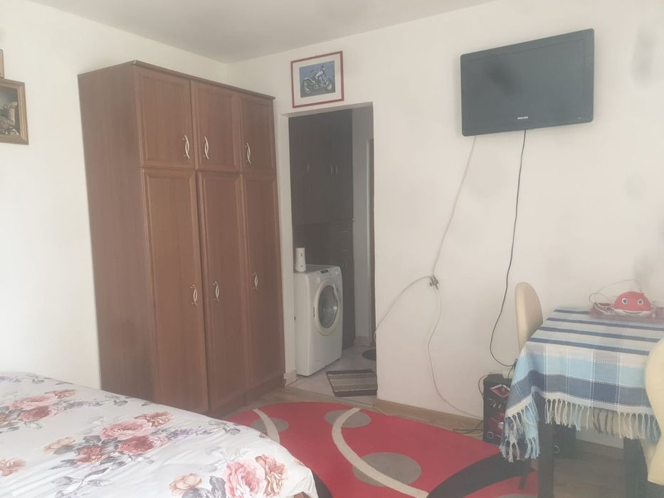 Închiriez apartament str Sondei