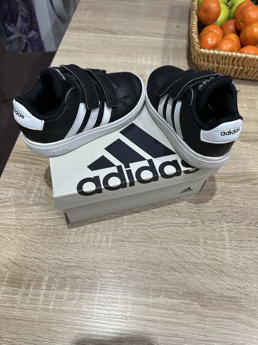 Adidas маратонки 27 номер