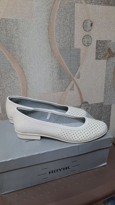 Новые чисто кожанные белые туфли