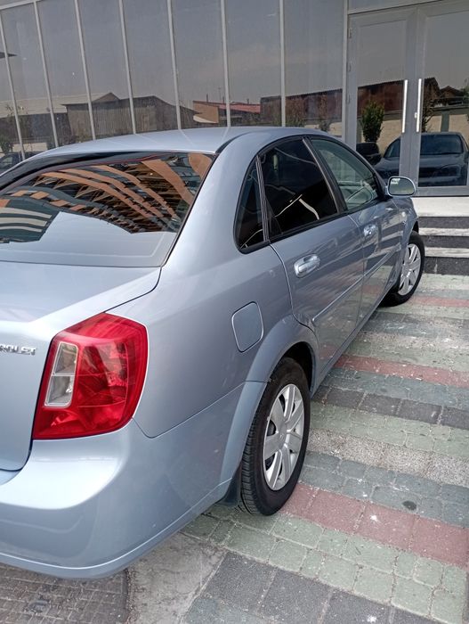 Lacetti 1.8 sotiladi