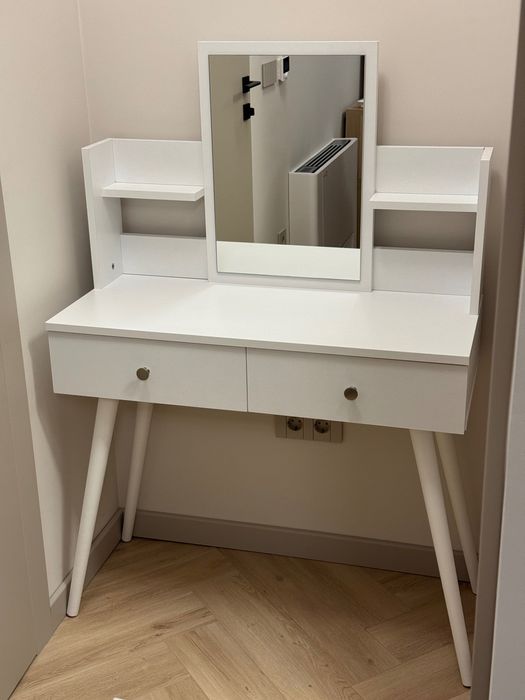 Тоалетка със шкафчета, огледало и рафтове