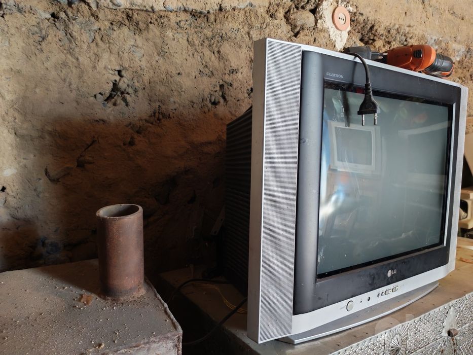 Eski televizor sotiladi