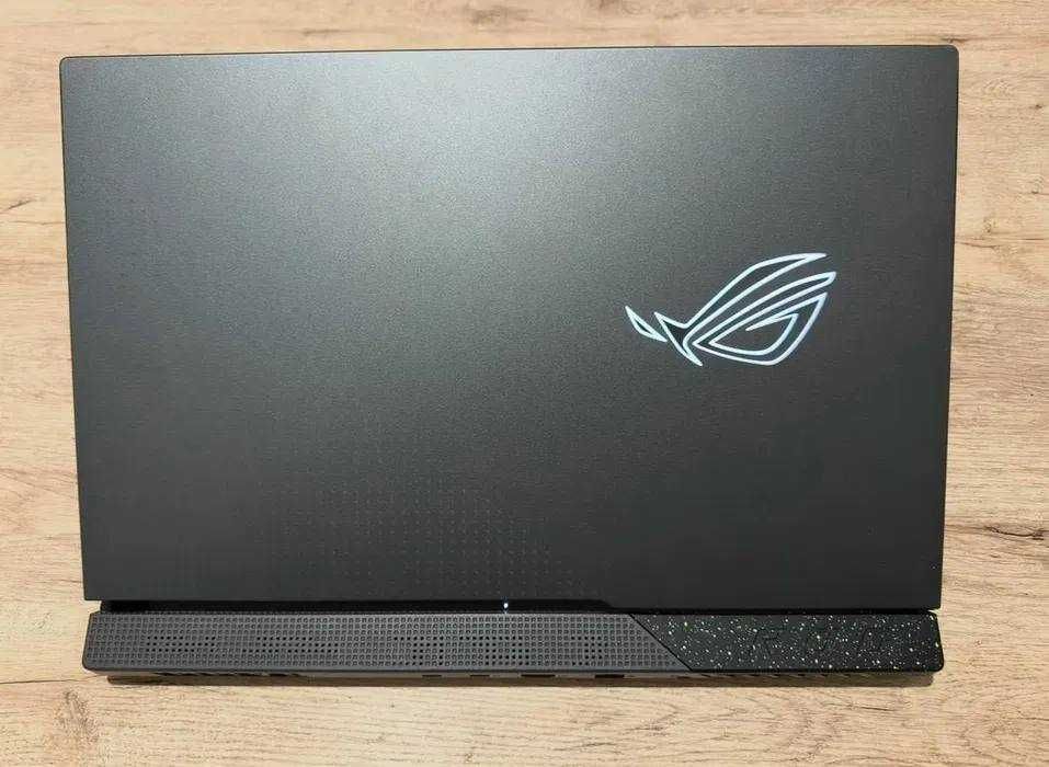 Asus RogStrix G713 RM, Republic of Gamers.