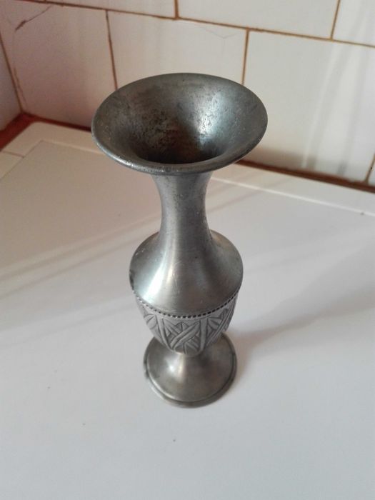 Старо радио GRUNDIG , фотоапарат AGFA и италиянска ваза .