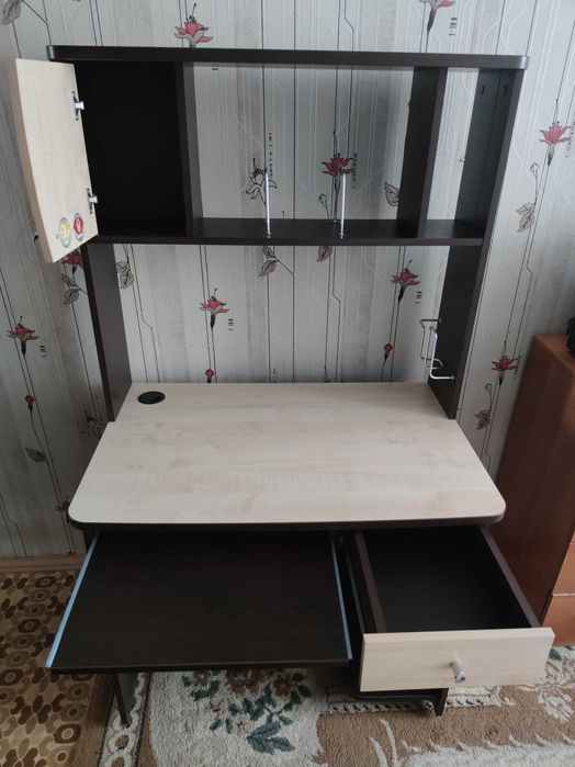 Компьютерный стол в отличном состоянии