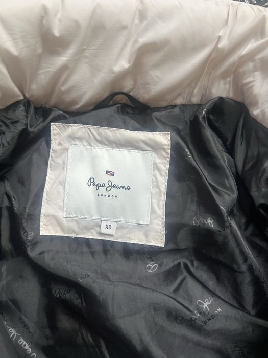 Зимно яке много дебело прпе джинс.има малка забележка затова го пускам