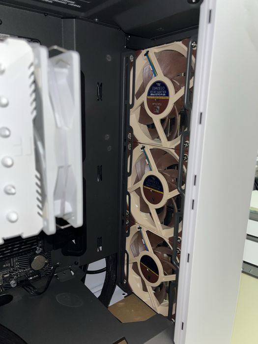 Геймърски/работен компютър с Ryzen 7 7800x3d