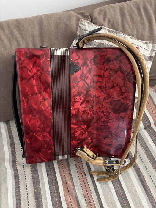 Acordeon nemtesc Royal Standard cu 72 de basi