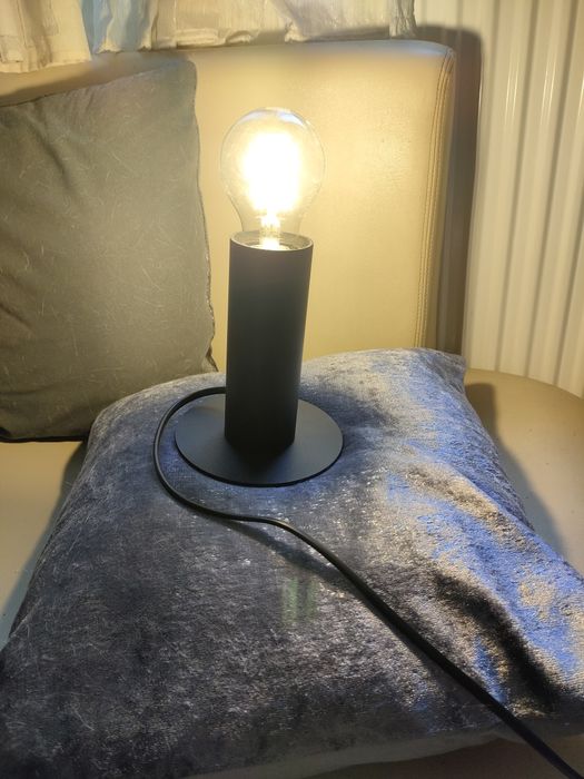 Lampa cu touch si bec care se aprinde filamentul