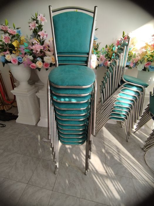 Зудлик билан стульчиклар сотилади