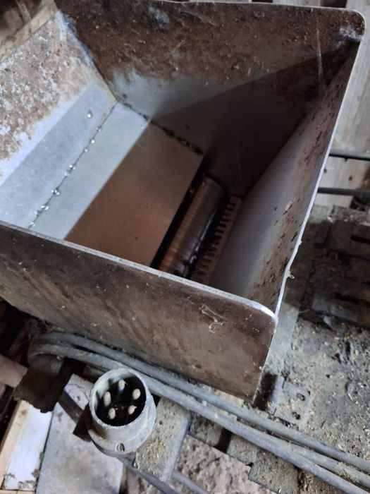 Mașină de tocat mere  cu cos de inox și motor trifazic.