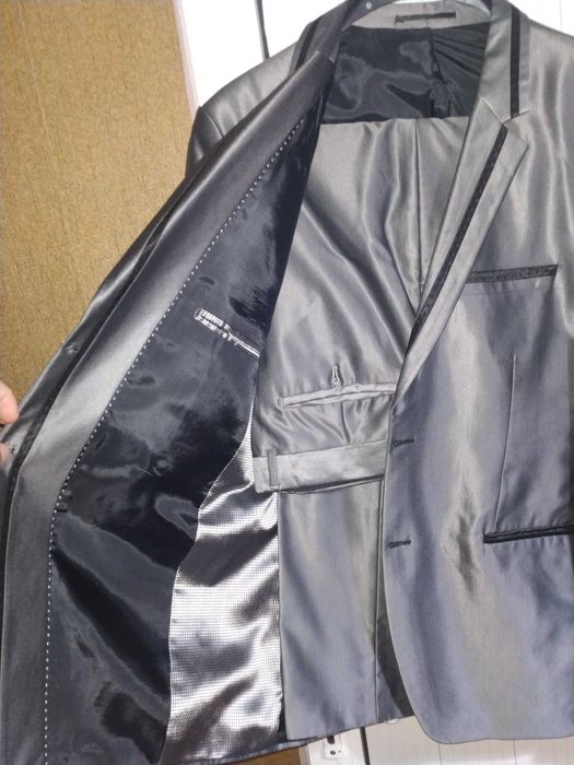 Мъжки сив костюм