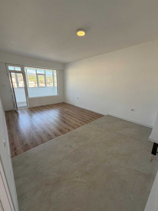 Тристаен апартамент за продажба в саниран панелен блок, разположен в кв. Ален мак, гр. Благоевград