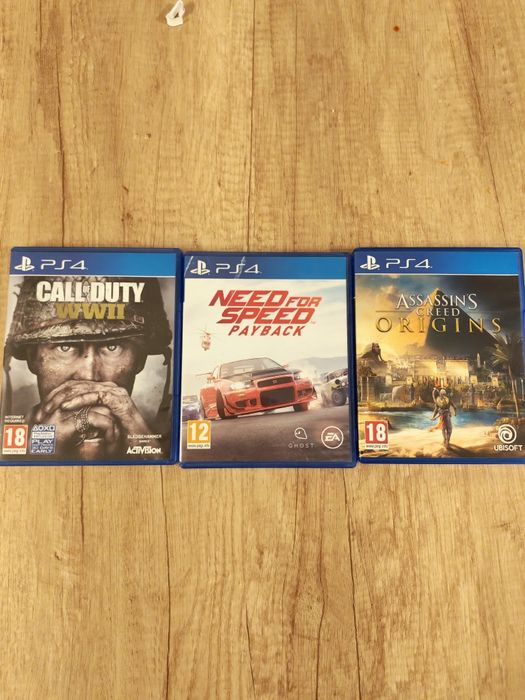 Vând PS4 Pro cu 2 manete, docker de încărcare și 3 jocuri