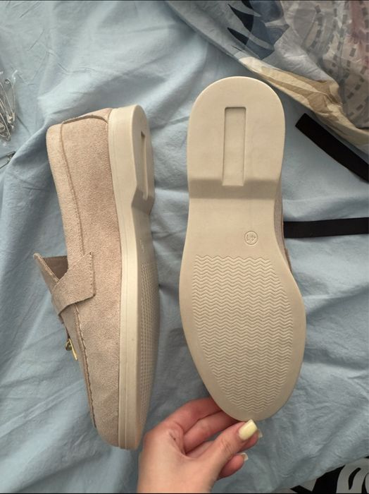 Бежови мокасини