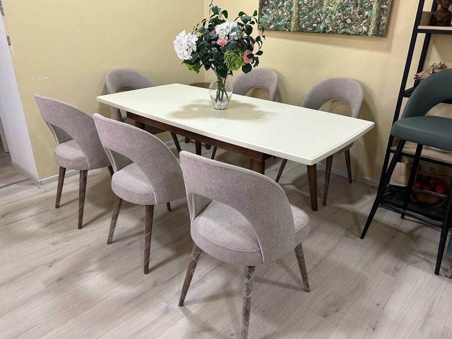 “Комфорт и функциональность: раскладной стол + 6 мягких стульев”