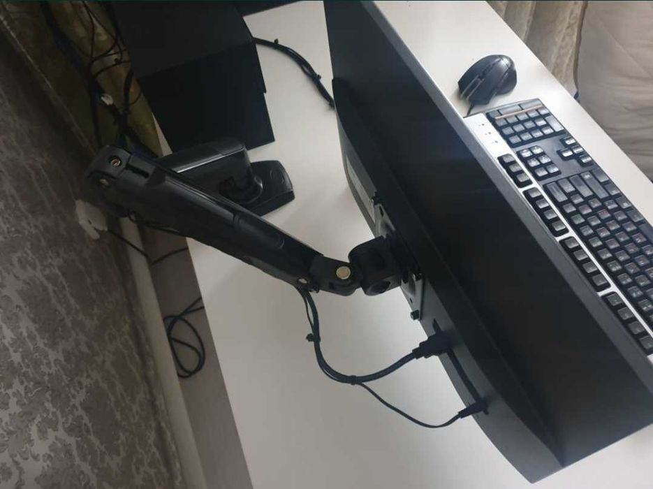 Монитор с кронштейном