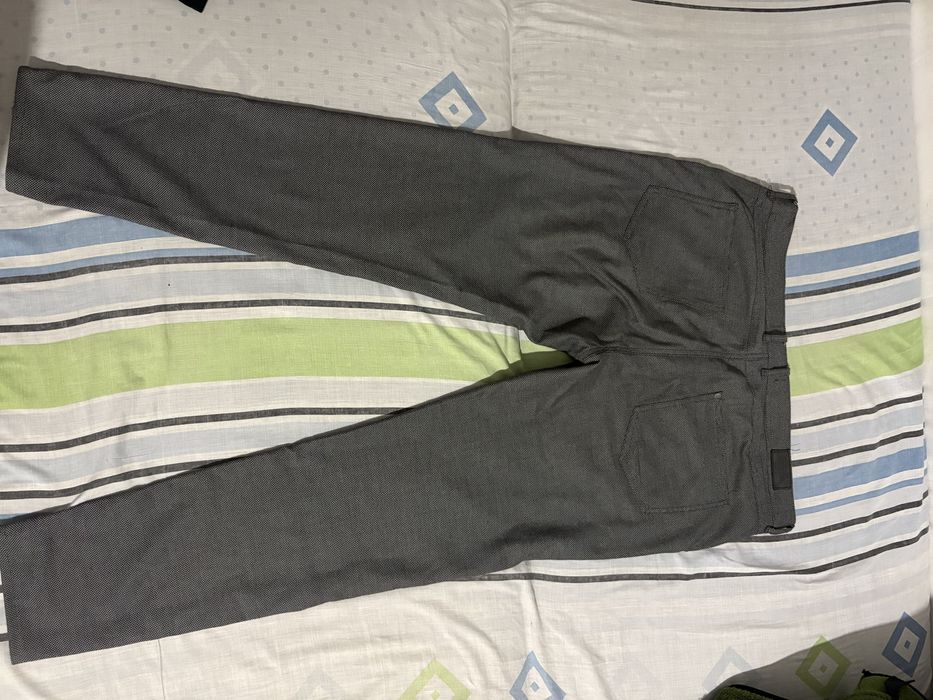 Pantaloni de stofă mraca Zara.
